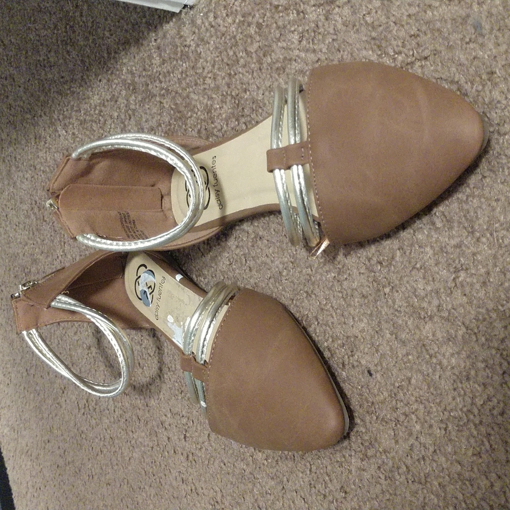 daisy fuentes sandal/flats
